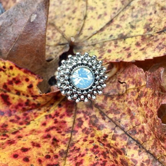 💎New Listing!💎Beautiful silver toned ring - Picture 2 of 4